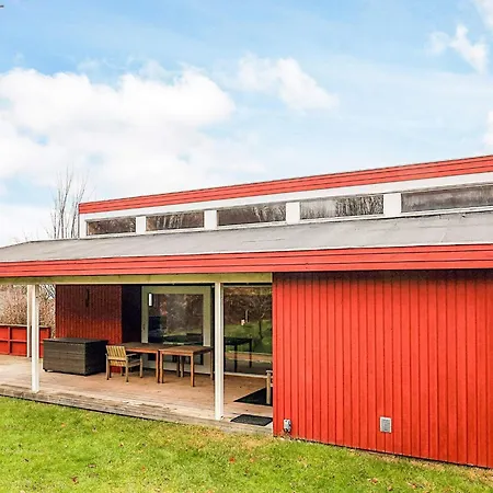 8 Person In Asnaes-by Traum *